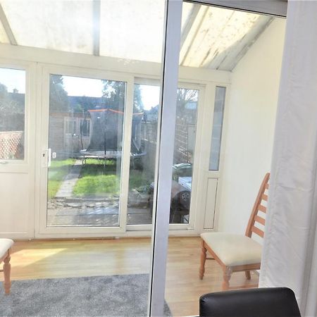 London Deluxe 3 Bedroom House With Parking Space Dagenham Luaran gambar