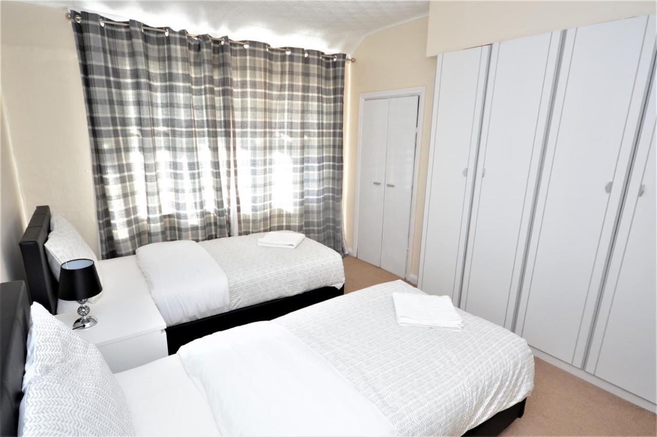 London Deluxe 3 Bedroom House With Parking Space Dagenham Luaran gambar