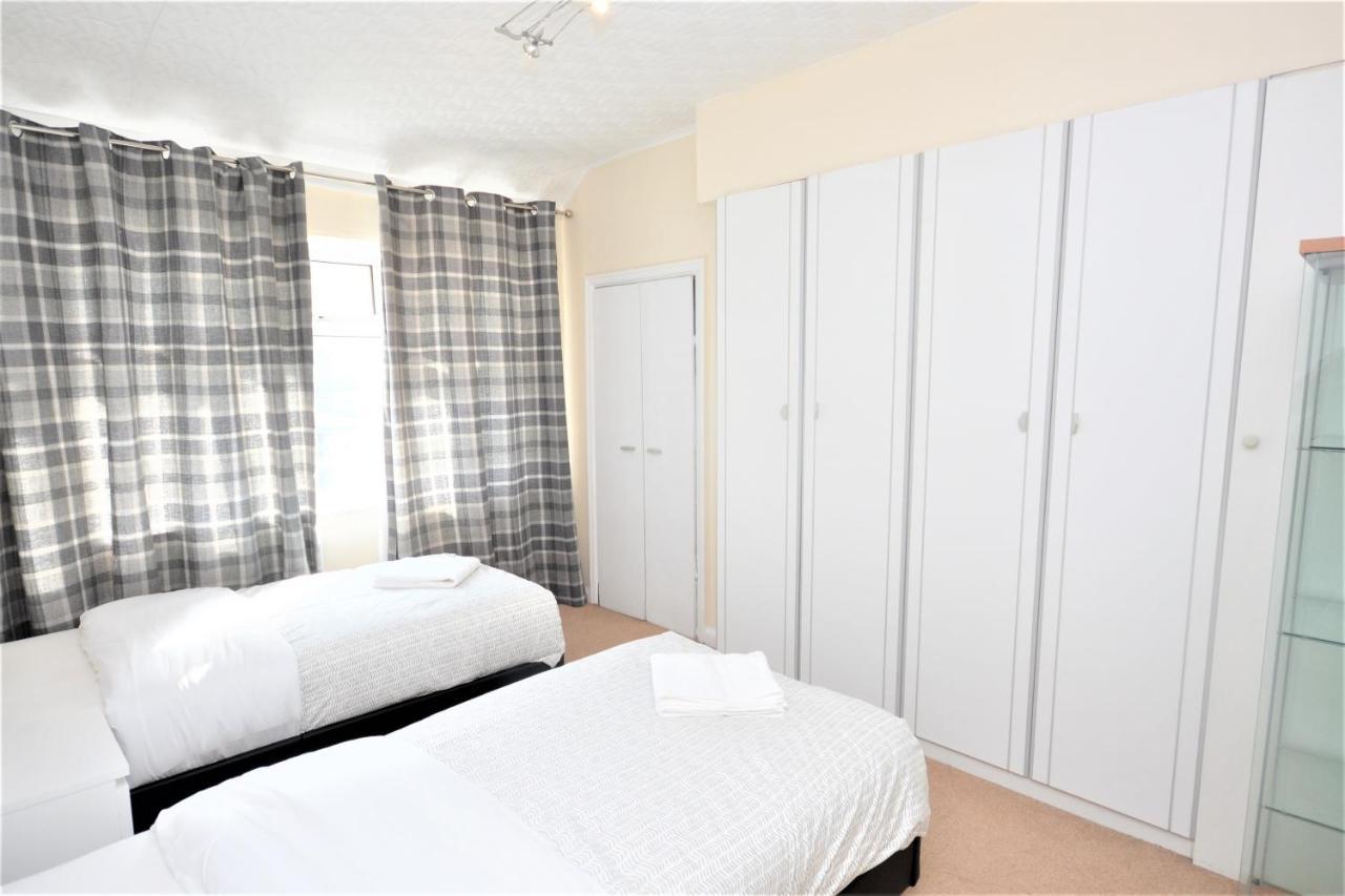 London Deluxe 3 Bedroom House With Parking Space Dagenham Luaran gambar