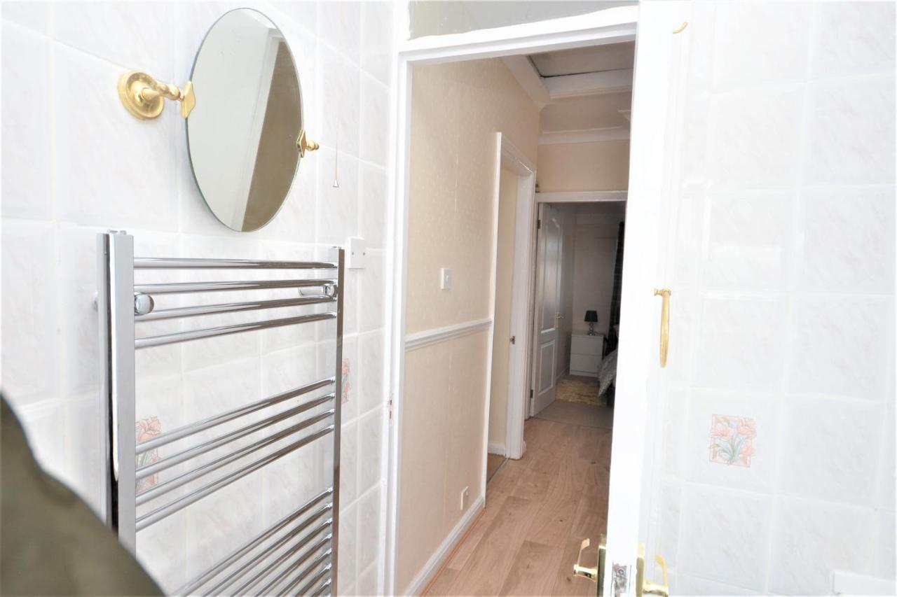 London Deluxe 3 Bedroom House With Parking Space Dagenham Luaran gambar