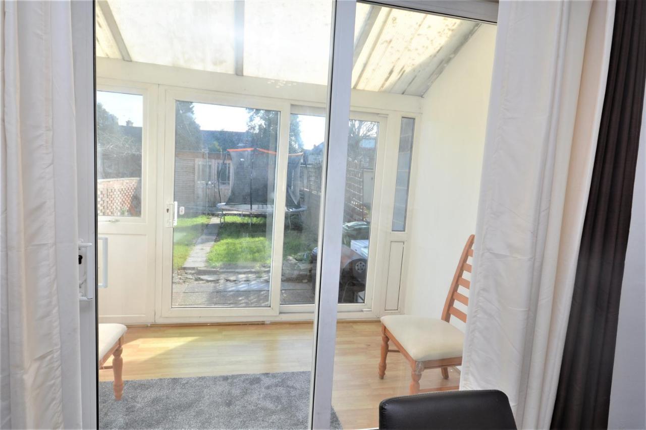 London Deluxe 3 Bedroom House With Parking Space Dagenham Luaran gambar