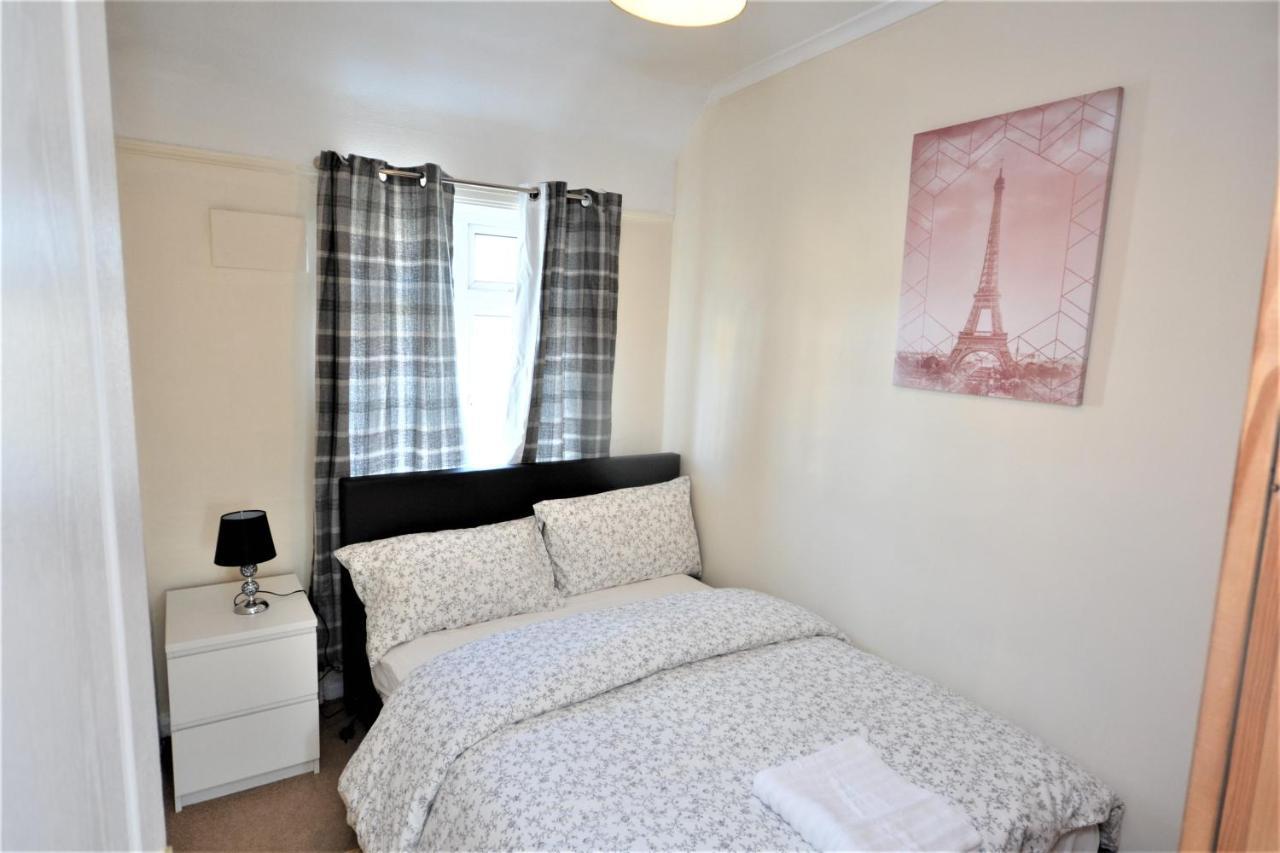 London Deluxe 3 Bedroom House With Parking Space Dagenham Luaran gambar