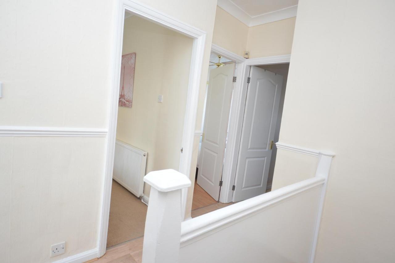 London Deluxe 3 Bedroom House With Parking Space Dagenham Luaran gambar