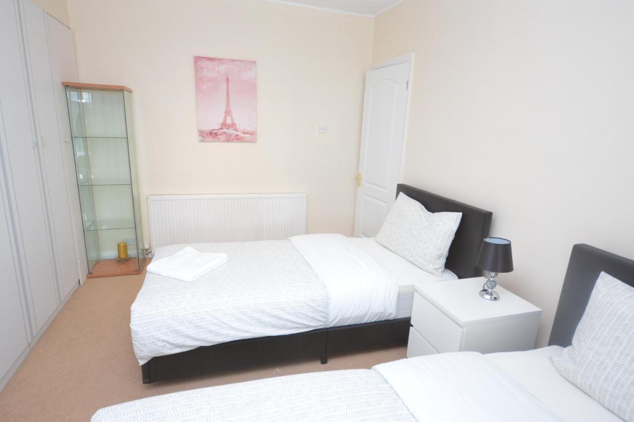 London Deluxe 3 Bedroom House With Parking Space Dagenham Luaran gambar