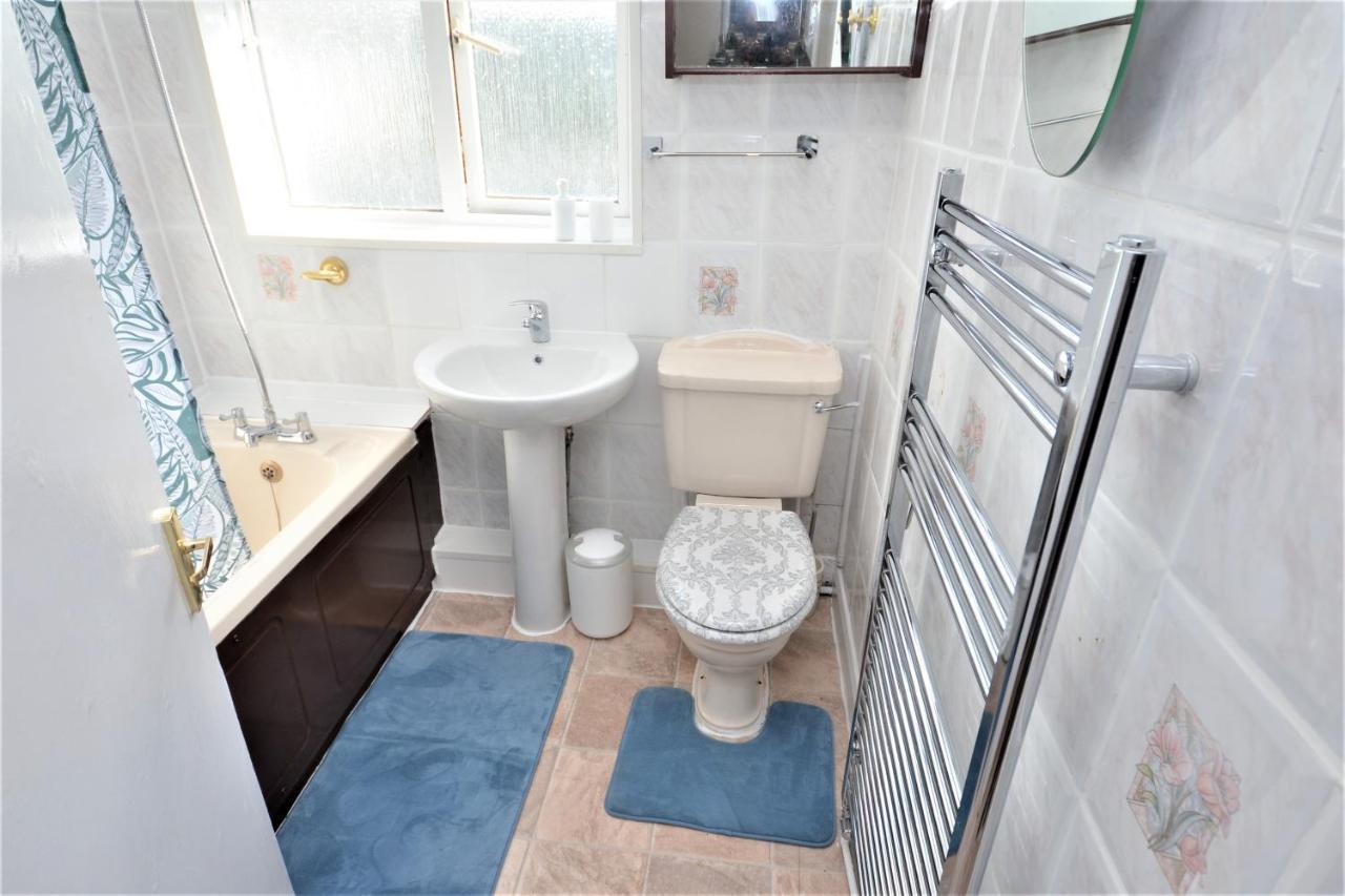 London Deluxe 3 Bedroom House With Parking Space Dagenham Luaran gambar