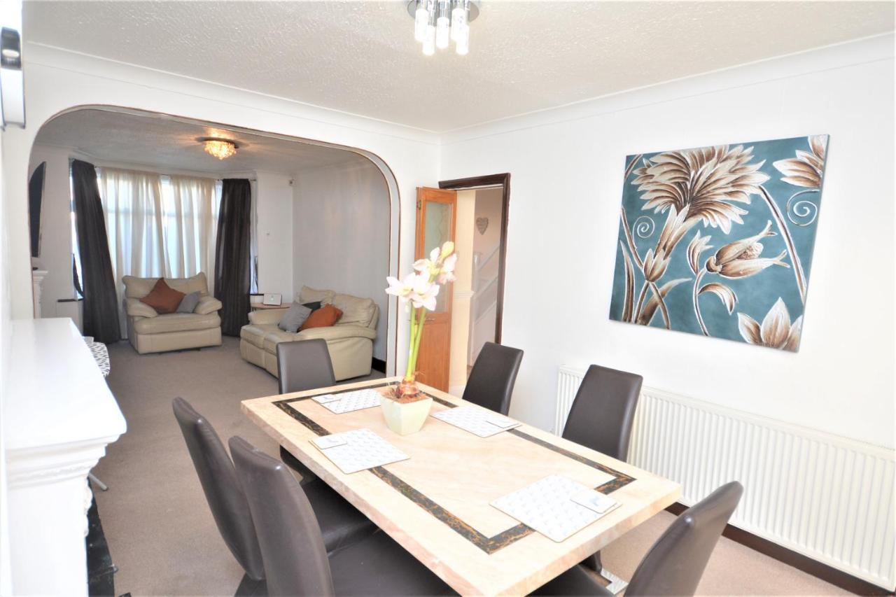 London Deluxe 3 Bedroom House With Parking Space Dagenham Luaran gambar