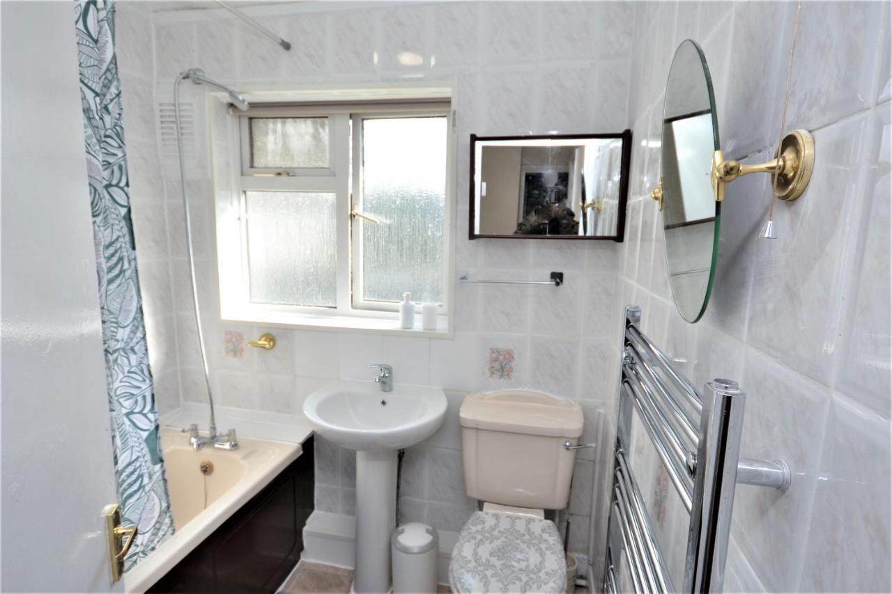 London Deluxe 3 Bedroom House With Parking Space Dagenham Luaran gambar