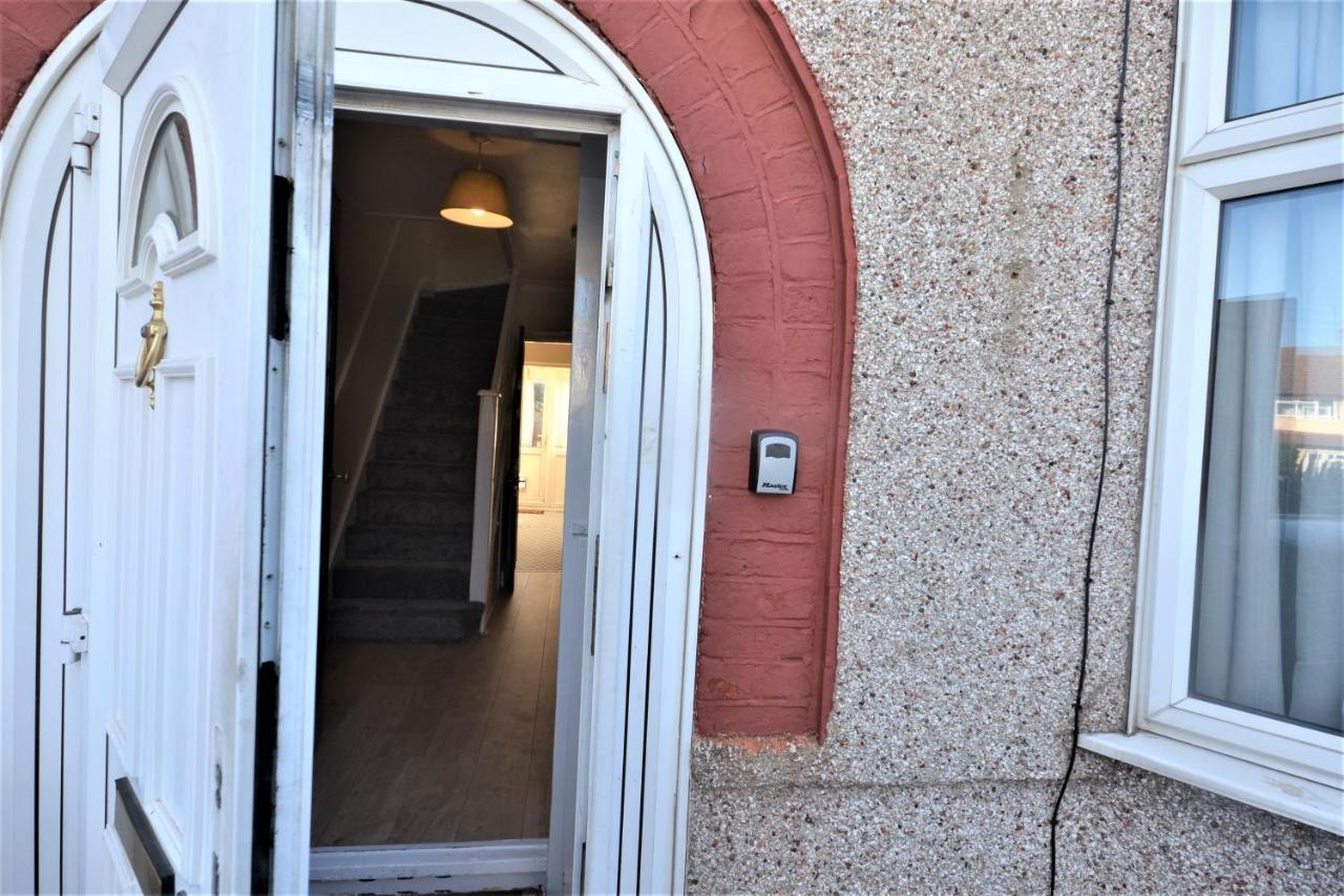 London Deluxe 3 Bedroom House With Parking Space Dagenham Luaran gambar
