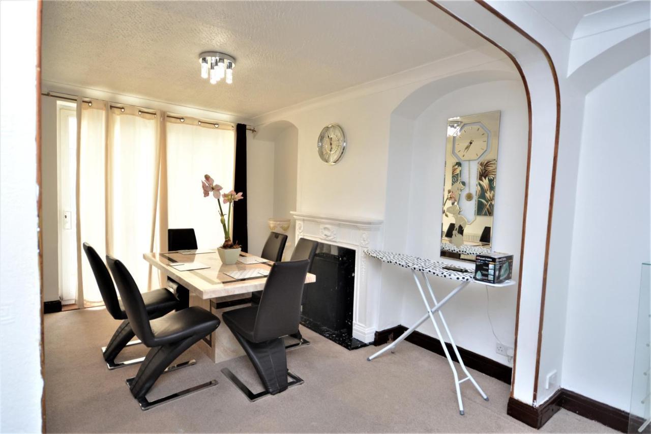 London Deluxe 3 Bedroom House With Parking Space Dagenham Luaran gambar