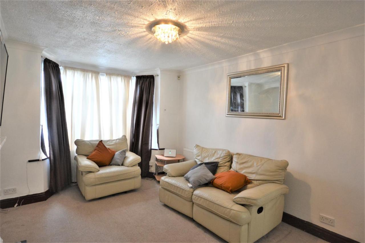 London Deluxe 3 Bedroom House With Parking Space Dagenham Luaran gambar