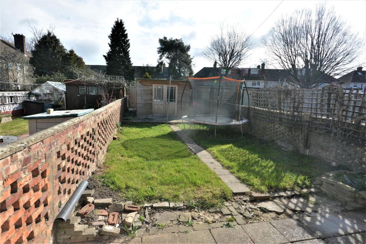 London Deluxe 3 Bedroom House With Parking Space Dagenham Luaran gambar