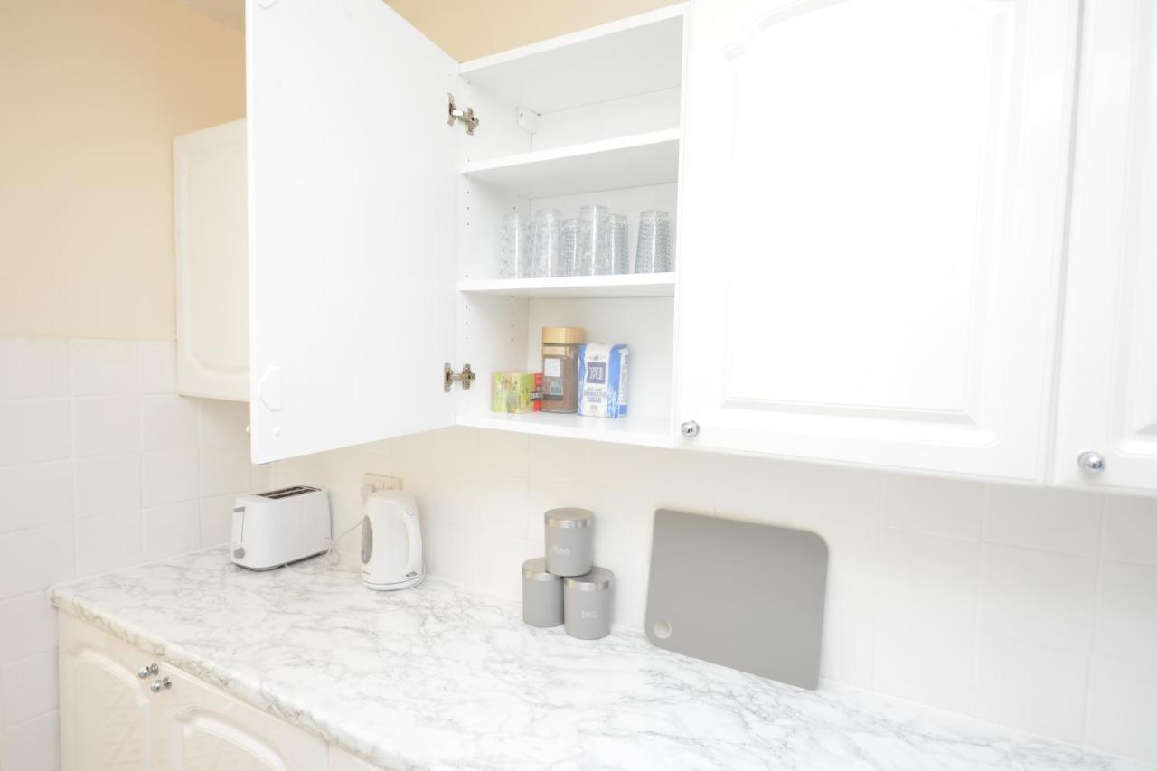 London Deluxe 3 Bedroom House With Parking Space Dagenham Luaran gambar