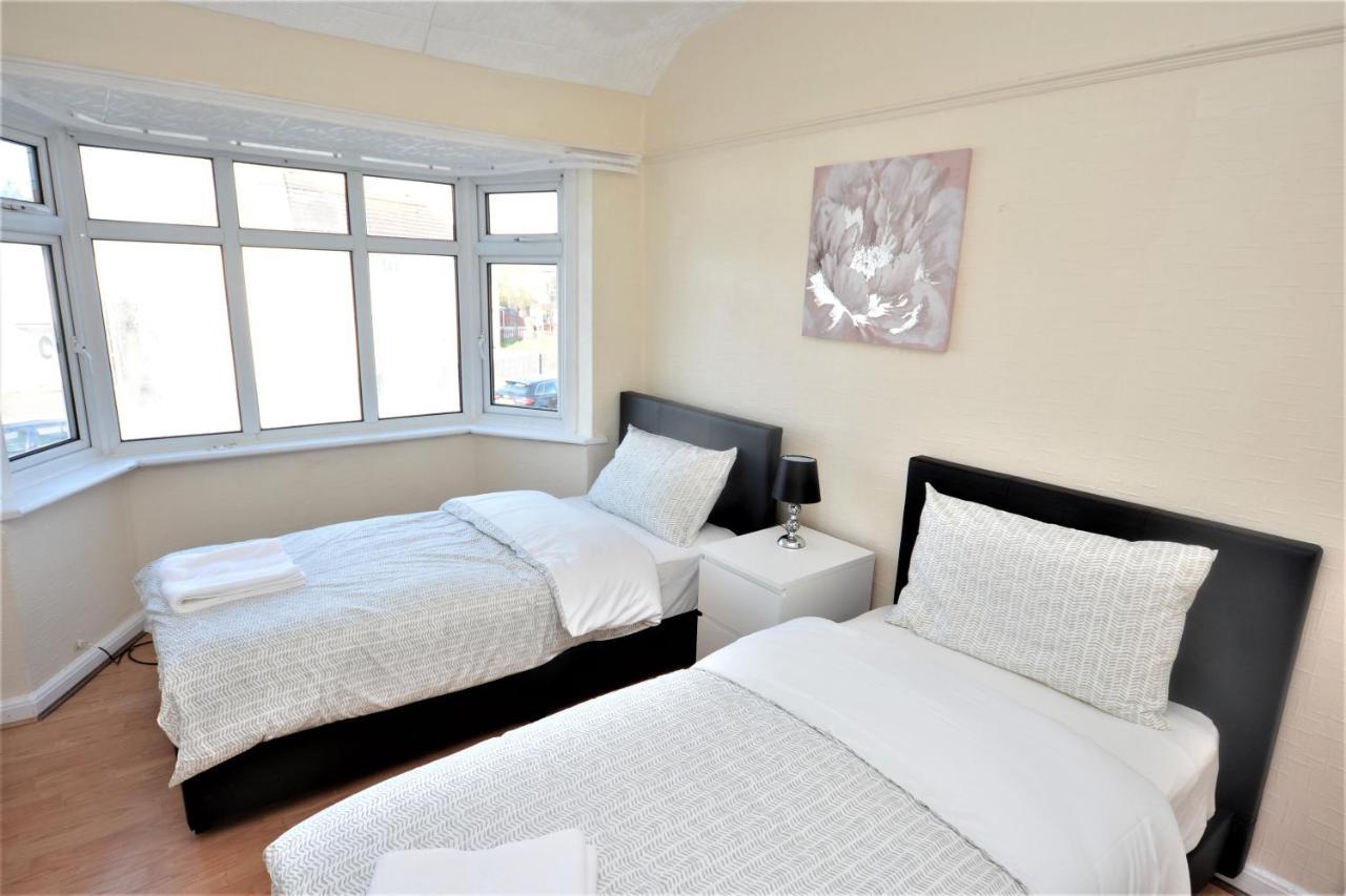 London Deluxe 3 Bedroom House With Parking Space Dagenham Luaran gambar